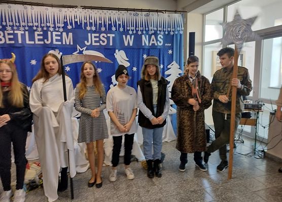 Uczniowie w przebraniach odgrywają role w kaszubskich jasełkach