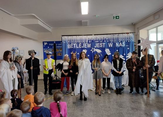 Uczniowie w przebraniach odgrywają role w kaszubskich jasełkach