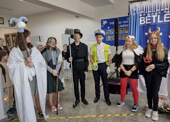 Uczniowie w przebraniach odgrywają role w kaszubskich jasełkach