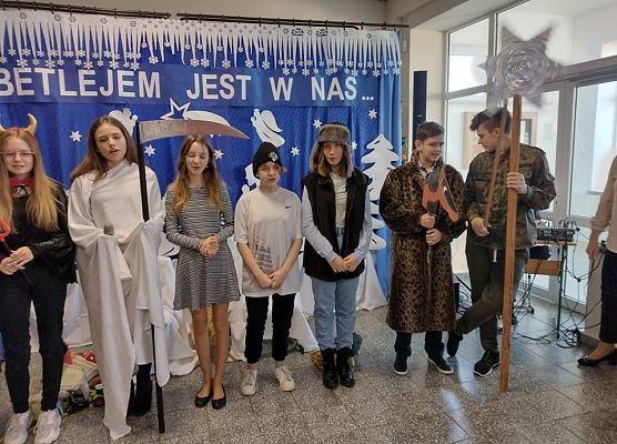 Uczniowie w przebraniach odgrywają role w kaszubskich jasełkach