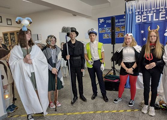 Uczniowie w przebraniach odgrywają role w kaszubskich jasełkach
