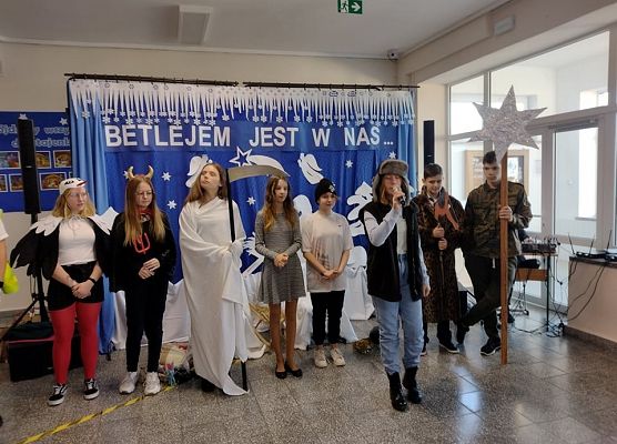 Uczniowie w przebraniach odgrywają role w kaszubskich jasełkach