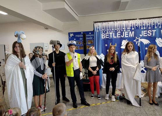 Uczniowie w przebraniach odgrywają role w kaszubskich jasełkach