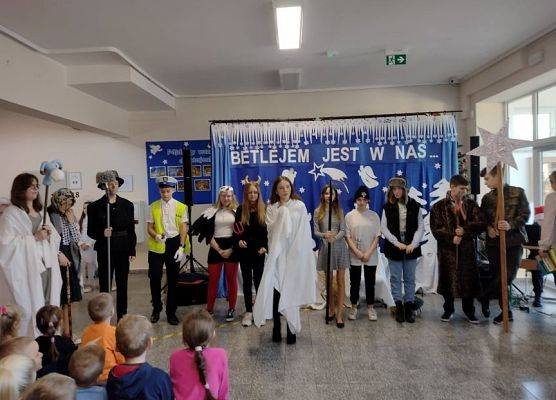 Uczniowie klasy 7 podczas występu