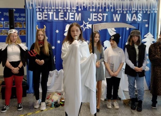 Uczniowie klasy 7 podczas występu