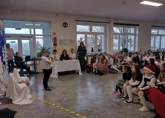 Uczeń stoi na scenie i śpiewa