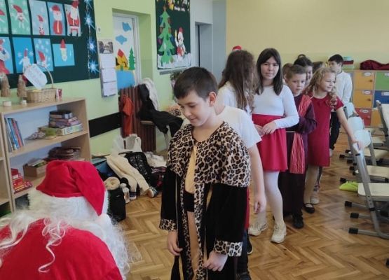 Uczeń odbiera prezent od Mikołaja