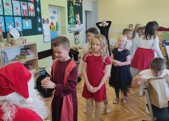 Uczeń odbiera prezent od Mikołaja