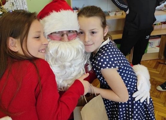 Uczennice przytulają Mikołaja