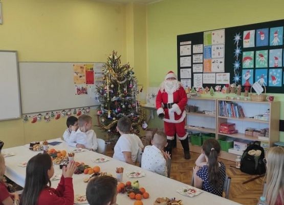 Uczniowie siedzą przy wigilijnym stole