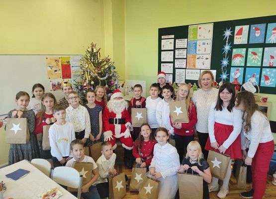 Zdjęcie grupowe uczniów z prezentami