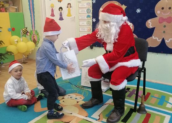 Chłopiec otrzymuje prezent od Mikołaja