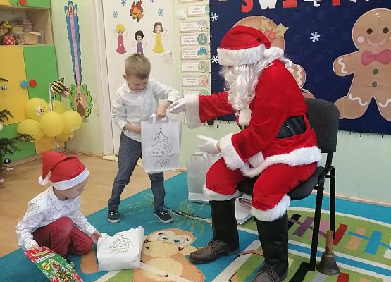 Chłopiec otrzymuje prezent od Mikołaja