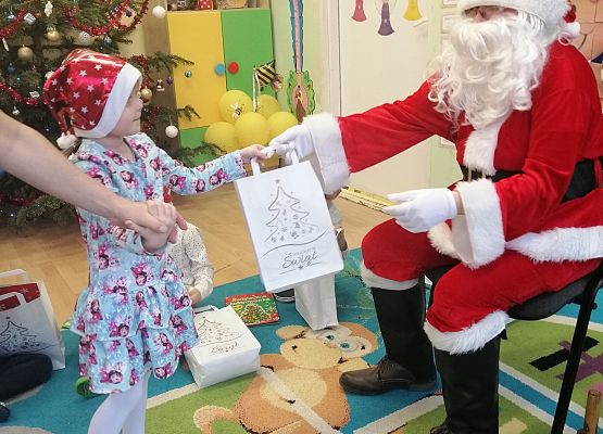 Dziewczynka z Mikołajem