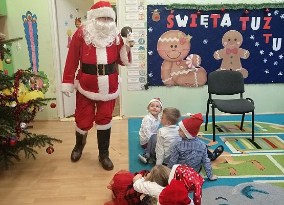 Mikołaj wchodzi do sali