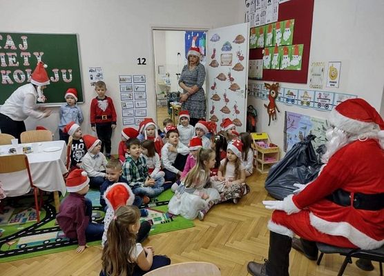 Dzieci siedzą na dywanie