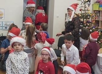 Dzieci oglądają prezenty