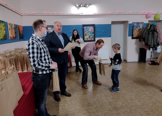 Uczeń odbiera nagrodę