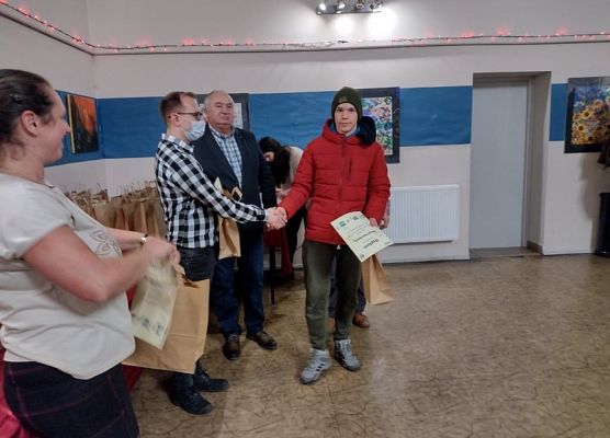 Uczeń odbiera nagrodę