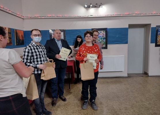 Uczeń odbiera nagrodę