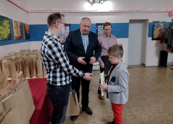 Uczeń odbiera nagrodę