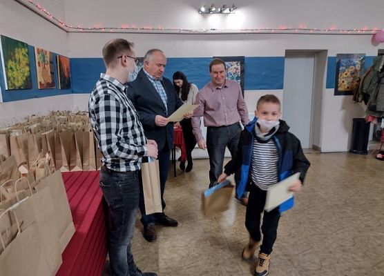 Uczeń odbiera nagrodę