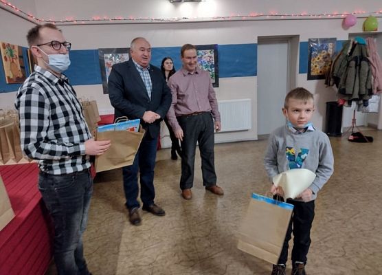 Uczeń odbiera nagrodę