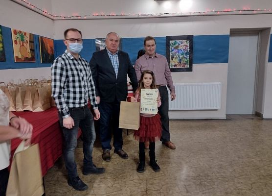 Uczennica odbiera nagrodę