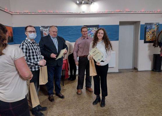 Uczennica odbiera nagrodę