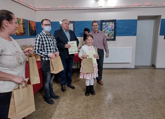 Uczennica odbiera nagrodę