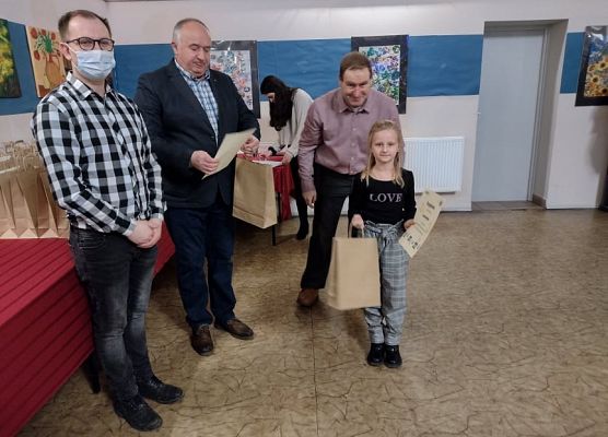 Uczennica odbiera nagrodę