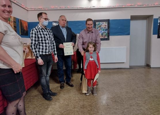 Uczennica odbiera nagrodę