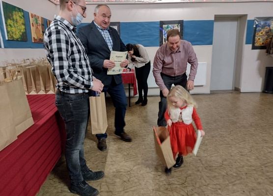 Uczennica odbiera nagrodę