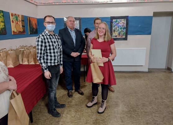 Uczennica odbiera nagrodę