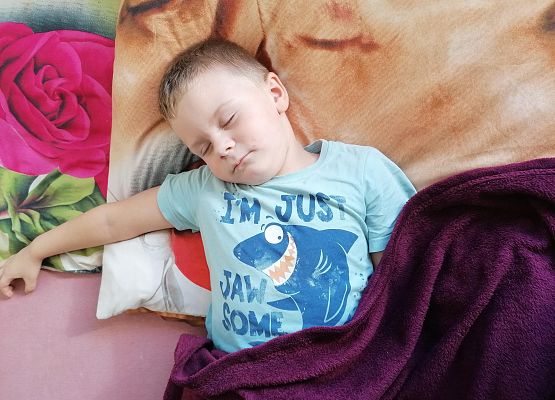 Chłopiec w roli Śpiącego Mietka