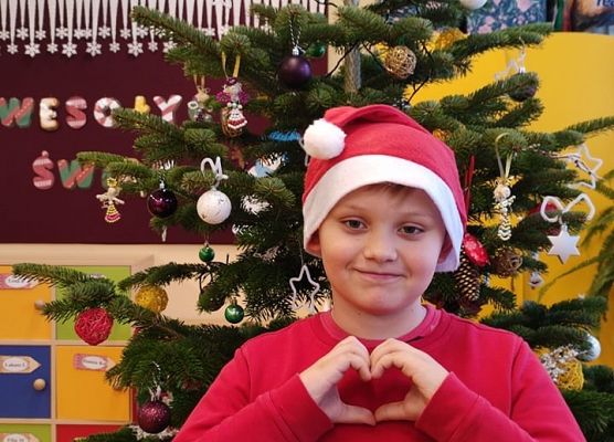 Uczeń przy choince.