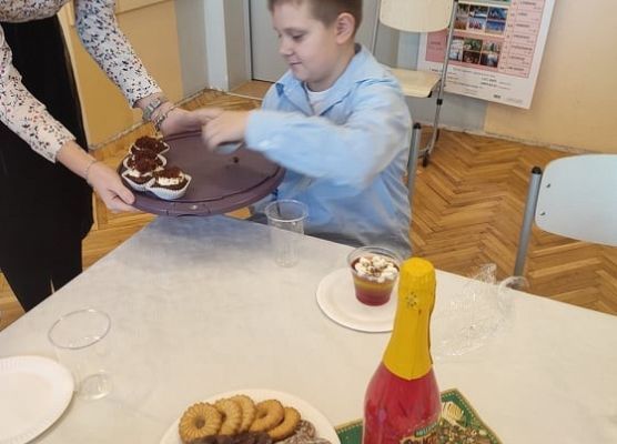 Uczeń przy stole wigilijnym.