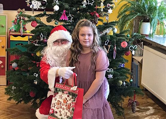 Uczennica przy choince ze Św. Mikołajem