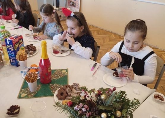 Uczennice przy wigilijnym stole