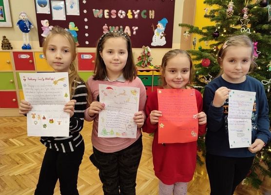 Uczennice z listem do Św. Mikołaja
