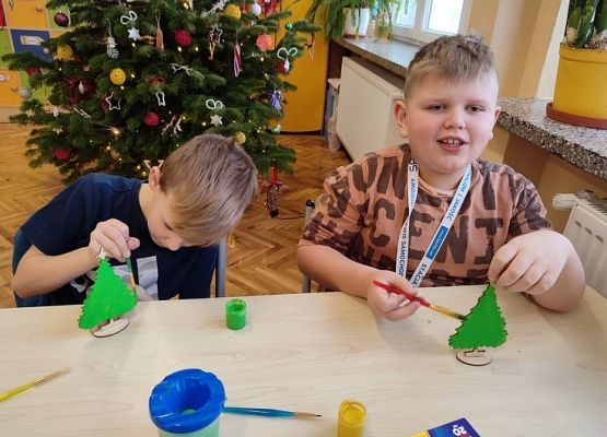 Uczniowie malują choineczki
