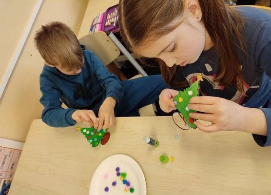 Uczniowie malują choineczki