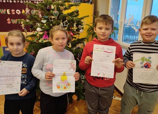 Uczniowie malują choineczki