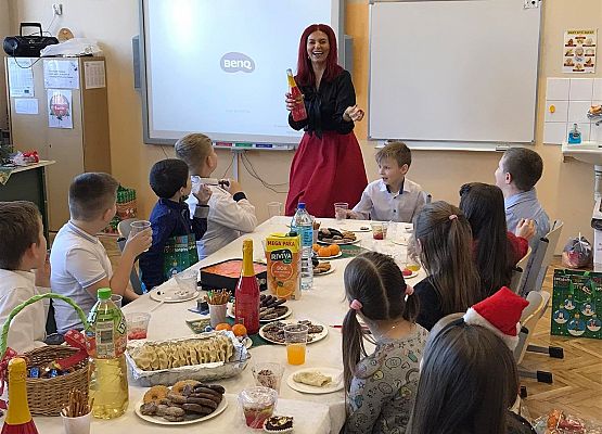 Uczniowie przy wigilijnym stole