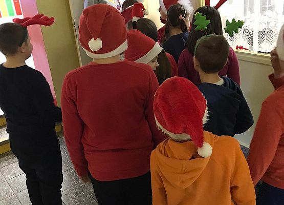 Uczniowie składają życzenia świąteczne.