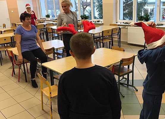 Uczniowie u pań kucharek