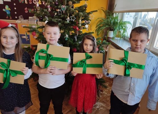 Uczniowie z podziękowaniami dla rodziców