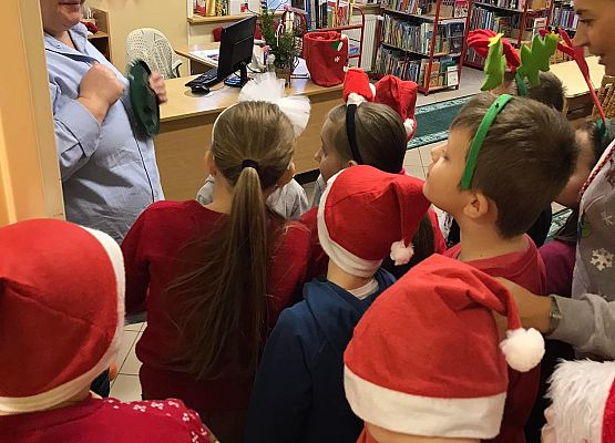 Uczniowie z życzeniami w bibliotece