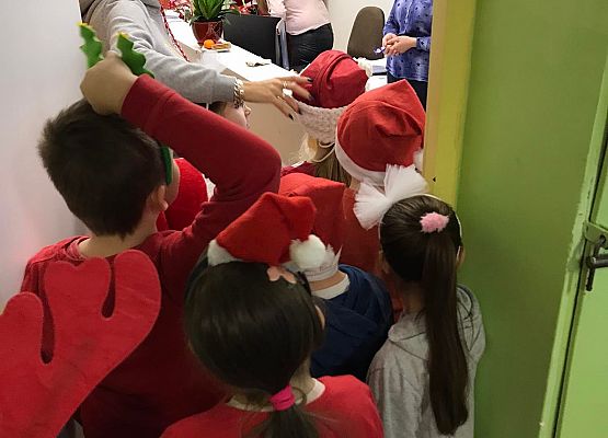 Uczniowie z życzeniami w księgowości