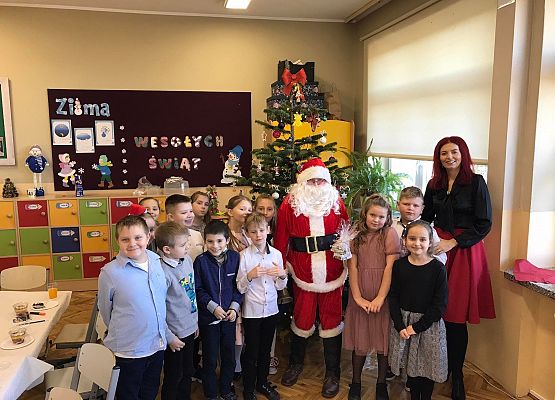 Uczniowie ze Św. Mikołajem.